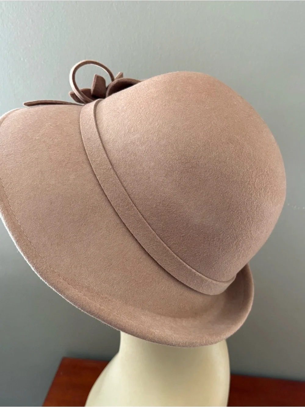 Vintage Style 1920’s Wool Decorative Flower Cloche Hat - Camel Gatsby Fashion